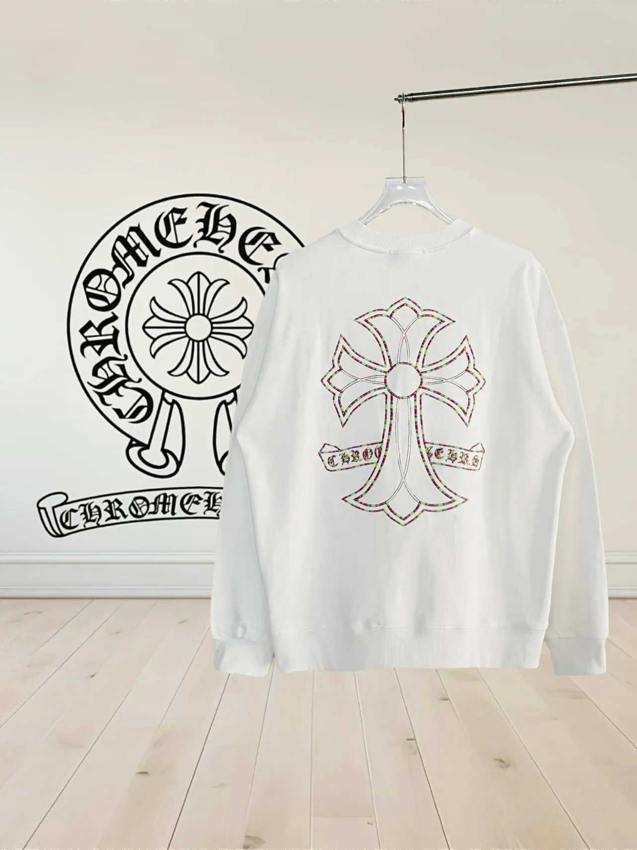 P250 [High Quality] Chrome Hearts Embroidery🪡Cross + Horseshoe‼ ️Round neck sweatshirt *Customized 420g terry cotton fabric, the fabric is soft, skin-friendly and comfortable *Embroidery process: front cross + rivet embroidery *A very simple and elegant classic continuation. It is unparalleled in terms of upper body comfort, interpreting your luxury and taste, and creating your fashion style and charm. Three complete standards. Same style for men and women. 𝐂𝐎𝐋𝐎𝐔𝐑: Black/White 𝐒𝐈𝐙𝐄: S-XL